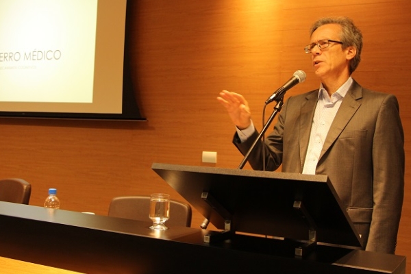 O médico do Serviço de Medicina Interna do HNSC Eduardo Oliveira Fernandes abordou a gênese do erro médico processada no modo de pensar