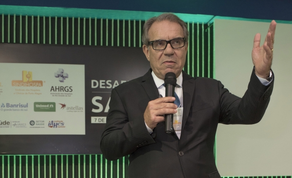 Presidente da International Hospital Federation (IHF - Federação Internacional de Hospitais) e do Colégio Brasileiro de Executivos da Saúde (CBEXs), Francisco Balestrin, no evento Seminários de Gestão: Desafios da Saúde.
