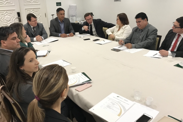 Clóvis Queiroz, Bruno Sobral ouvem o assessor jurídico da FEHOSUL, José Pedro Pedrassani