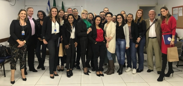 Coordenadora do curso de Graduação em Gestão Hospitalar (Tecnológico) da Fasaúde, professora Maralice Staniecki (ao centro, de verde)