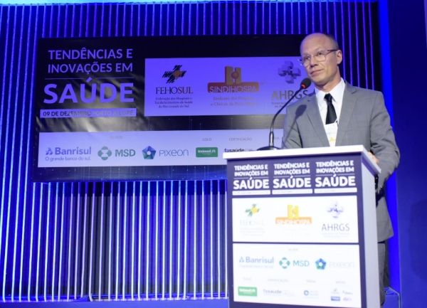 Zimmer é advogado, professor e autor de diversas publicações especializadas