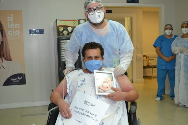 Paciente recebe alta após 48 dias internado e tem contato com o filho recém nascido pela primeira vez_