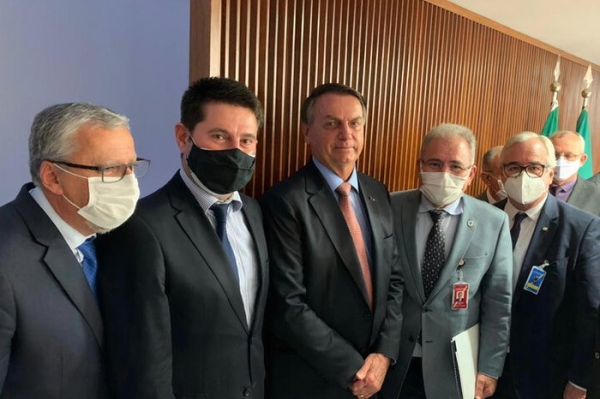 Bolsonaro promete assinar medida provisória de R$ 2 bilhões para ajudar instituições hospitalares-