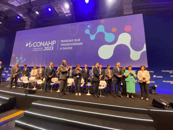 Presidente do Hospital Mãe de Deus recebe homenagem da Anahp-